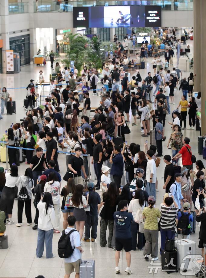 [사진] 징검다리연휴 마지막날 '여행객으로 붐비는 공항'