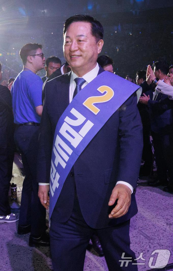 [사진] 전당대회 입장하는 김두관 후보