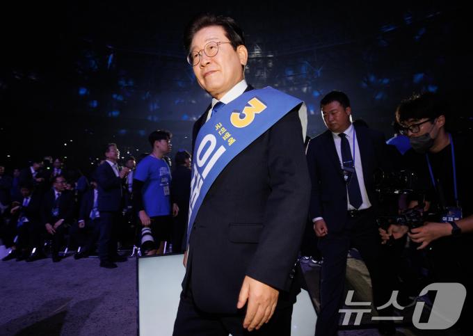 [사진] 민주당 전당대회 입장하는 이재명 후보