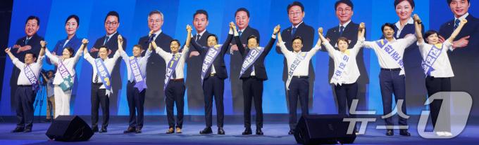 [사진] 당원들에게 인사하는 민주당 대표 및 최고위원 후보들