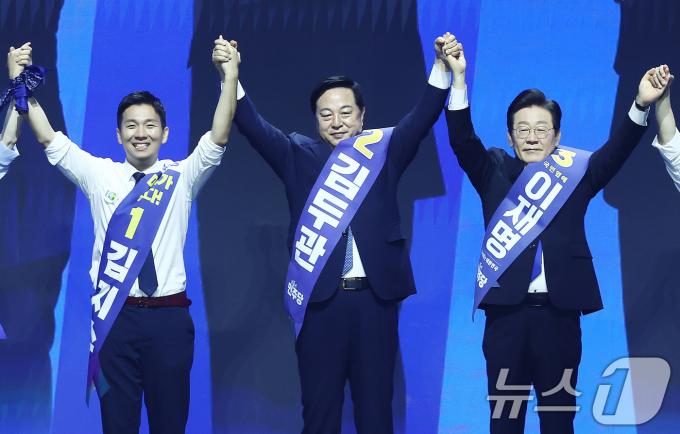 [사진] 손 맞잡은 당대표 후보들