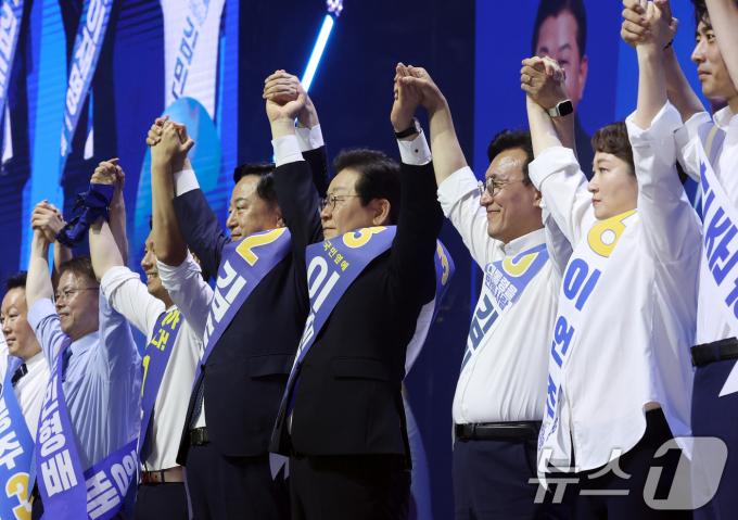 [사진] 민주당 대표 및 최고위원 후보들 '당원들 향해'