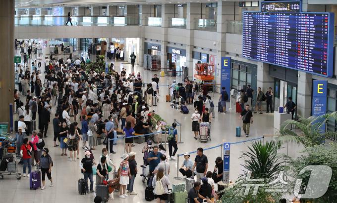 [사진] 광복절 징검다리연휴 맞이해 붐비는 인천공항