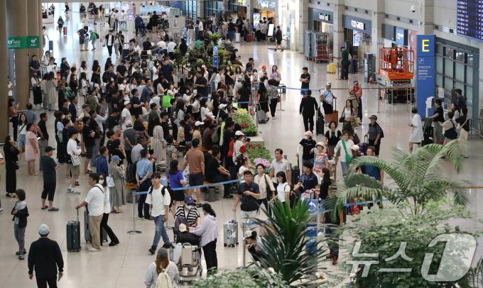 [사진] '광복절 징검다리연휴 맞이해 붐비는 인천공항'