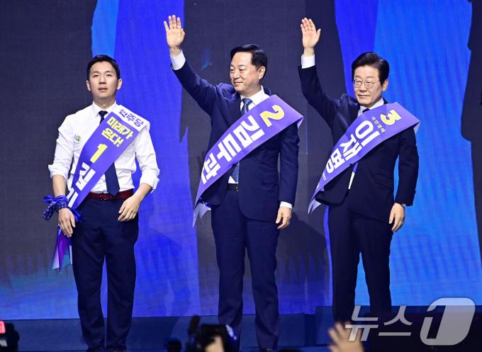 [사진] 인사하는 민주당 당대표 후보들