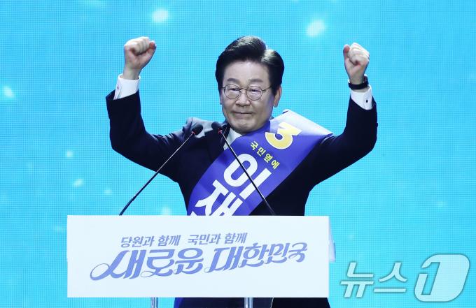 [사진] 이재명 대표 후보, '주먹 불끈'