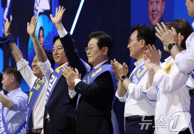 [사진] 인사하는 민주당 대표, 최고위원 후보들
