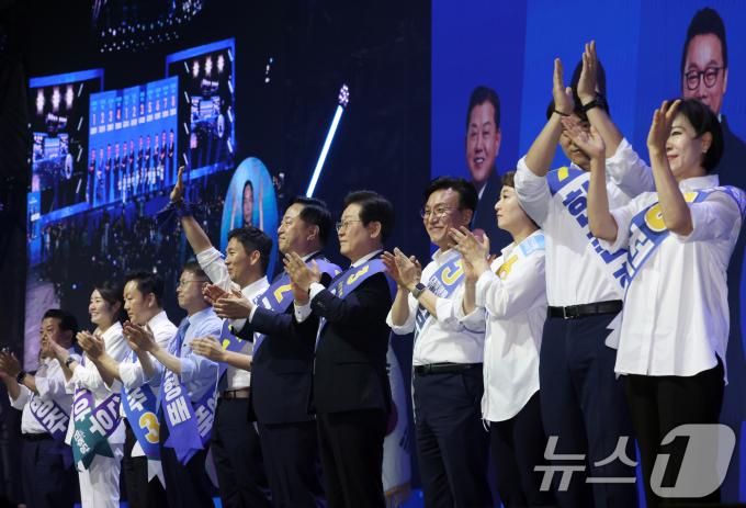 [사진] 당원들에게 인사하는 민주당 대표 및 최고위원 후보들