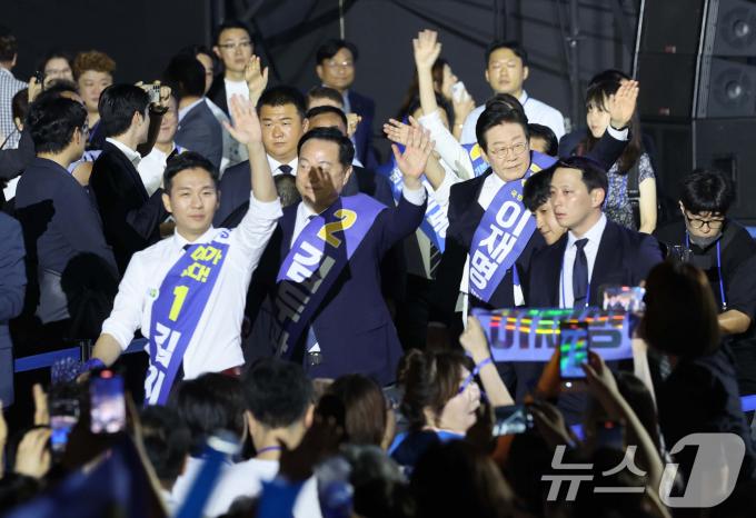 [사진] 전당대회 입장하는 당대표 후보들