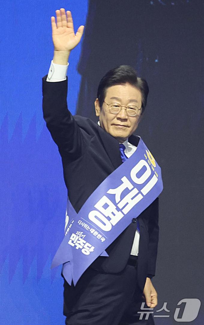 [사진] 이재명 '당원들 향해'