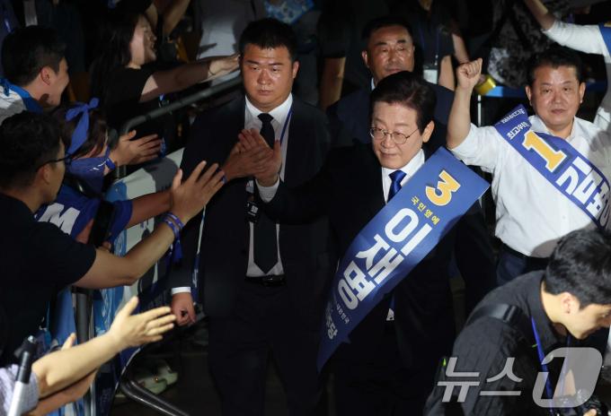 [사진] 이재명 후보, 당원들과 인사하며