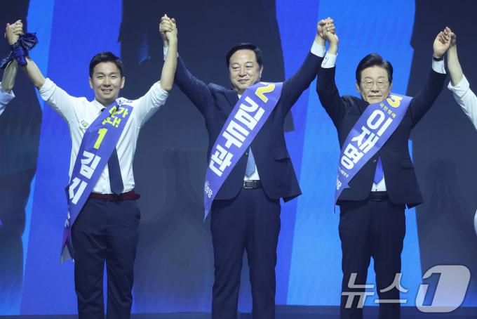 [사진] 당원들에게 인사하는 당대표 후보들