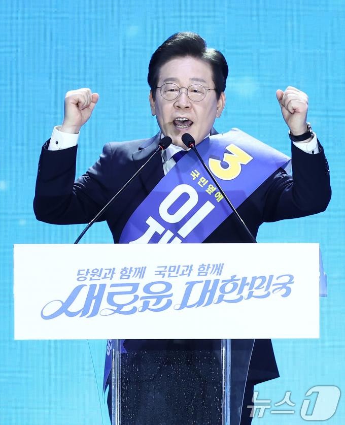 [사진] 이재명 대표 후보, '주먹 불끈'