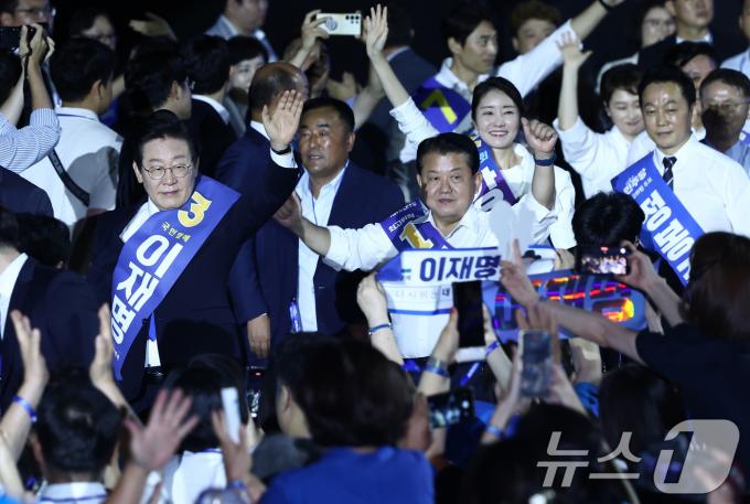 [사진] '열렬한 지지 속에서 입장'