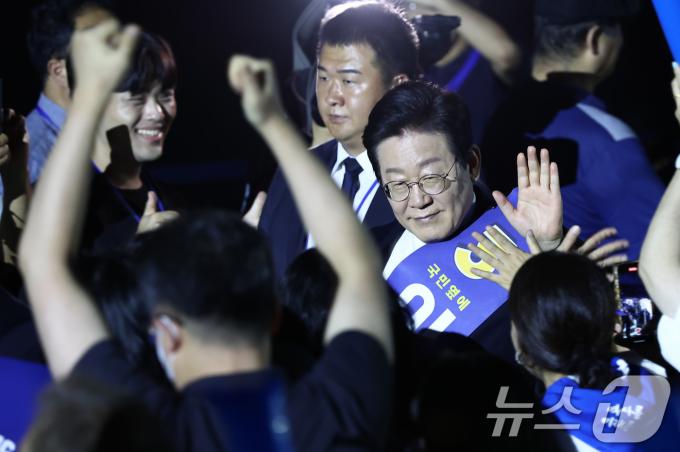 [사진] 열렬한 지지 속에서 입장하는 이재명