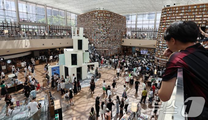 [사진] 폭염경보 속 붐비는 실내도서관