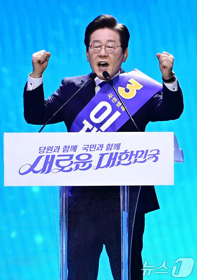 [사진] 주먹 쥔 이재명 당대표 후보