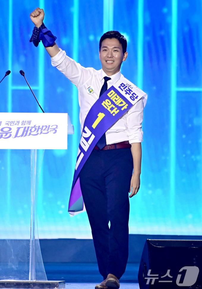 [사진] 김지수 '당원들 향해'