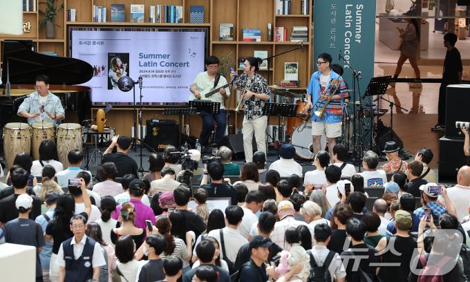 [사진] 폭염경보 속 시민들과 관광객들로 붐비는 실내도서관