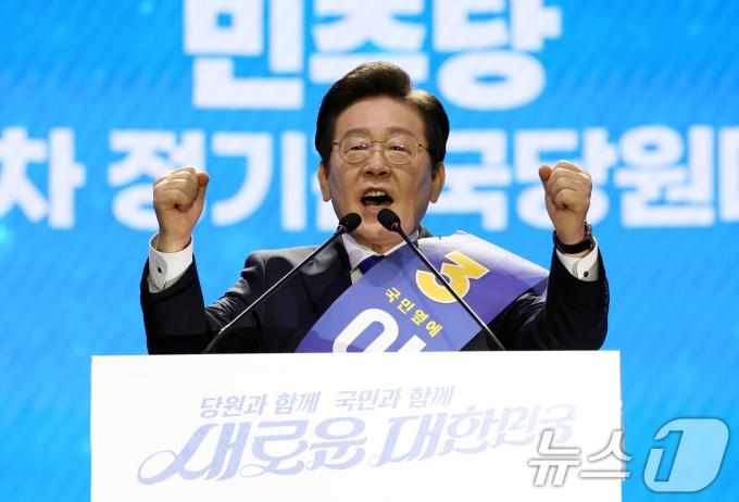 [사진] 주먹 쥔 이재명 후보