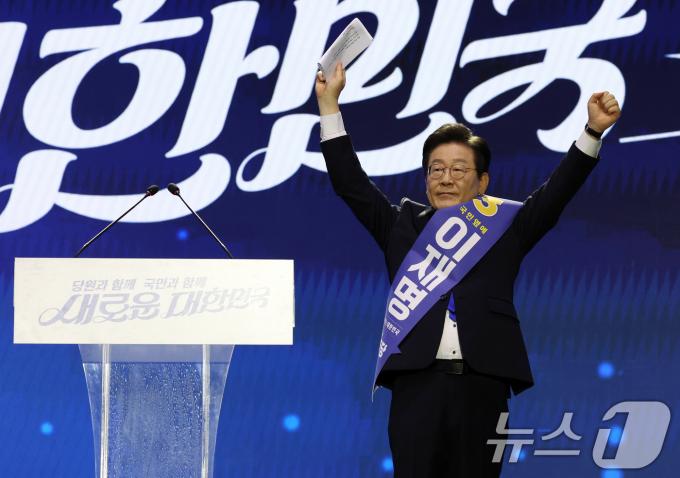 [사진] 인사하는 이재명 후보