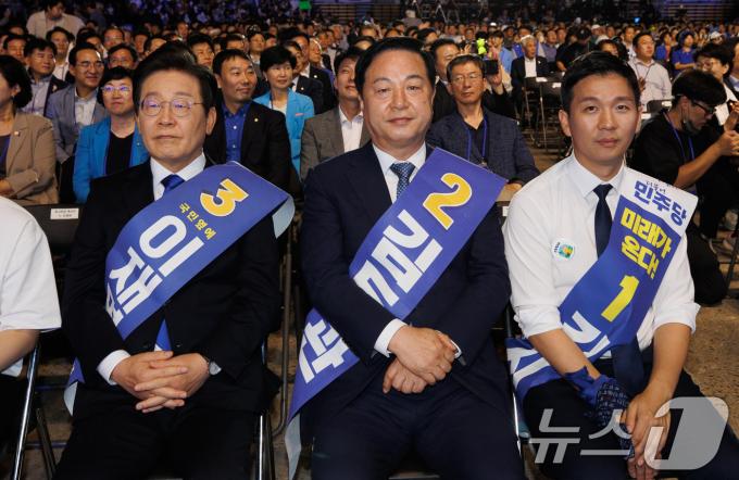[사진] 최고위원 후보 정견발표 듣는 당대표 후보들