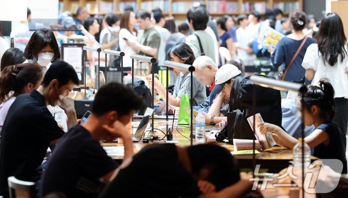 [사진] 무더위 피해 도서관 찾은 시민들