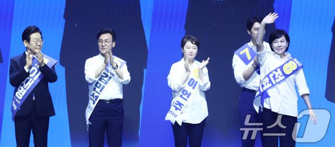 [사진] 당원들 향해 인사하는 전현희