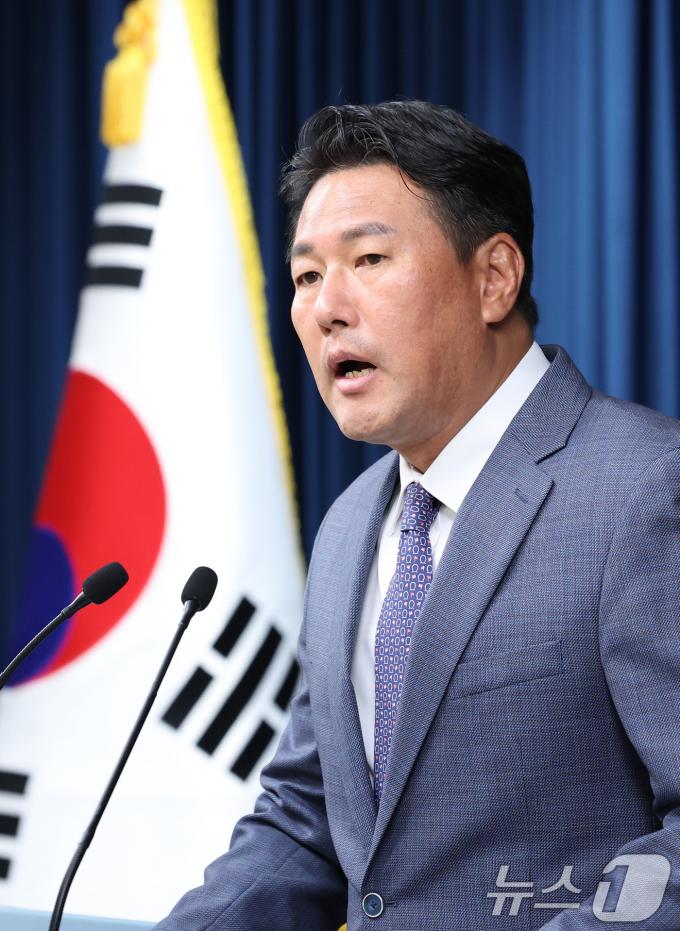 [사진] 브리핑 하는 김태효 안보1차장