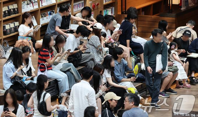 [사진] 폭염경보 속 실내쇼핑몰은 '북적북적'
