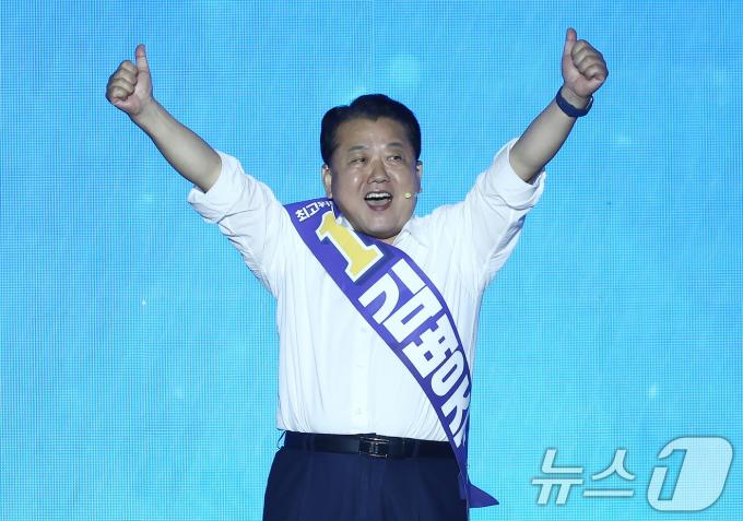 [사진] 엄지 치켜든 김병주 최고위원 후보