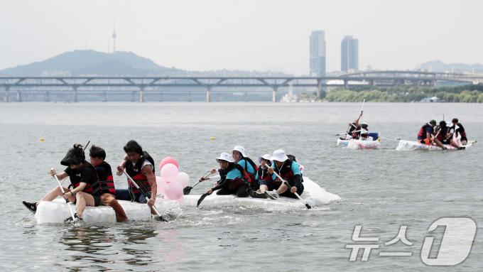 [사진] 페트병으로 만든 '한강호'