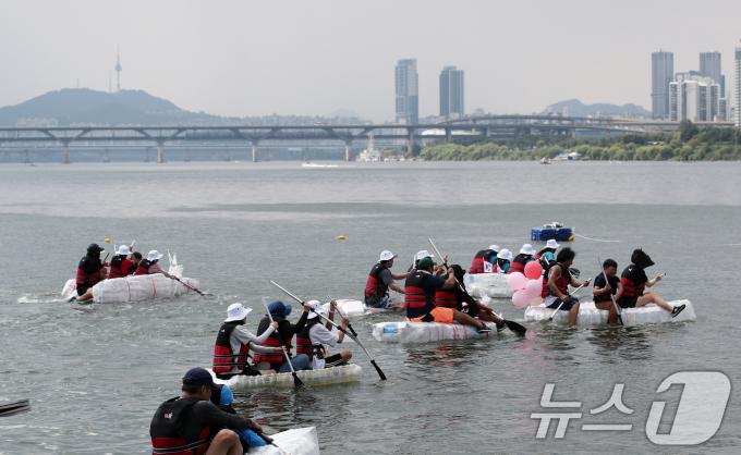 [사진] 힘차게 노 젓는 '한강호' 경주대회