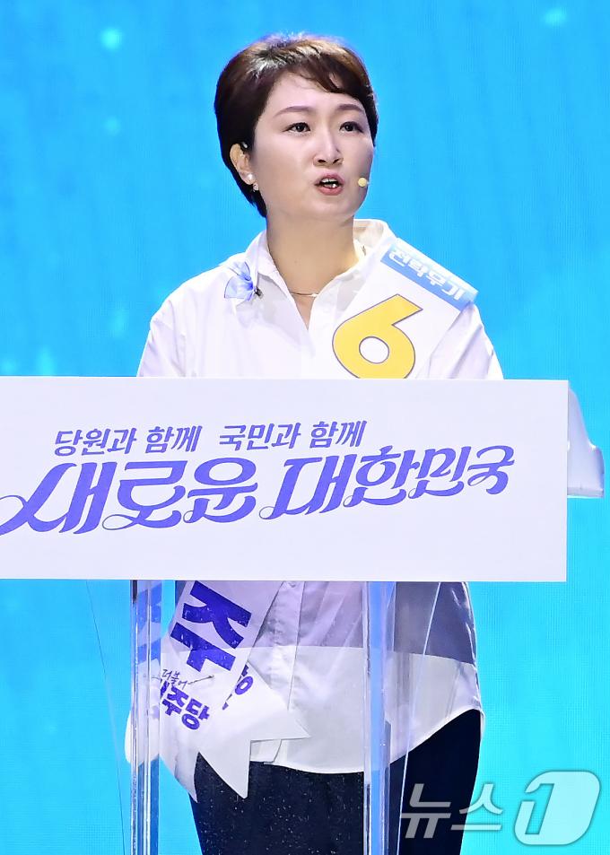 [사진] 정견발표하는 이언주 후보