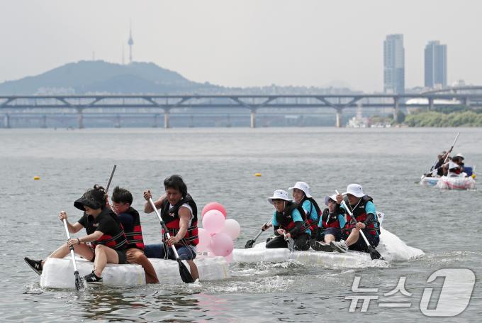 [사진] 페트병 타고 한강 건너요