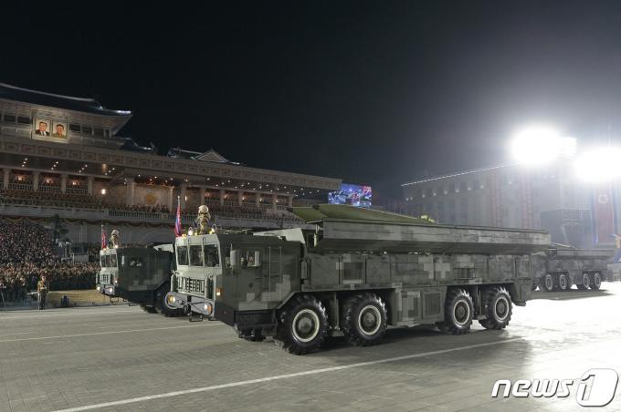 (평양 노동신문=뉴스1) = 북한이 인민군 창건일(건군절) 75주년인 8일 평양 김일성광장에서 열병식을 개최했다고 노동당 기관지 노동신문이 9일 보도했다. 북한판 이스칸데르 KN-23이 광장에 진입하고 있다. [국내에서만 사용가능. 재배포 금지. DB 금지. For Use Only in the Republic of Korea. Redistribution Prohibited] rodongphoto@news1.kr