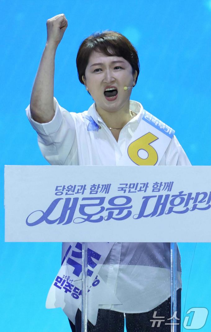 [사진] 정견발표하는 이언주 후보