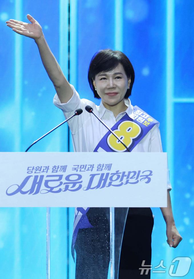 [사진] 당원들에게 인사하는 전현희 후보