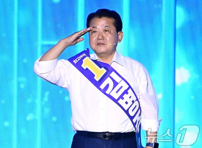 [사진] 김병주 후보, 거수경례로 당원에게 인사