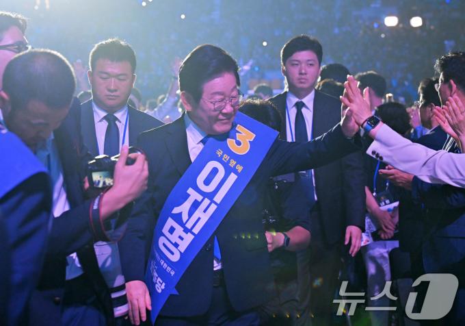 [사진] 이재명 '당원들과 하이파이브'