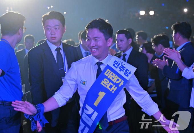 [사진] 전당대회 입장하는 김지수 후보