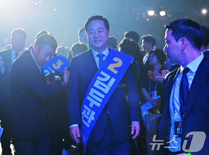 [사진] 전당대회 입장하는 김두관 후보
