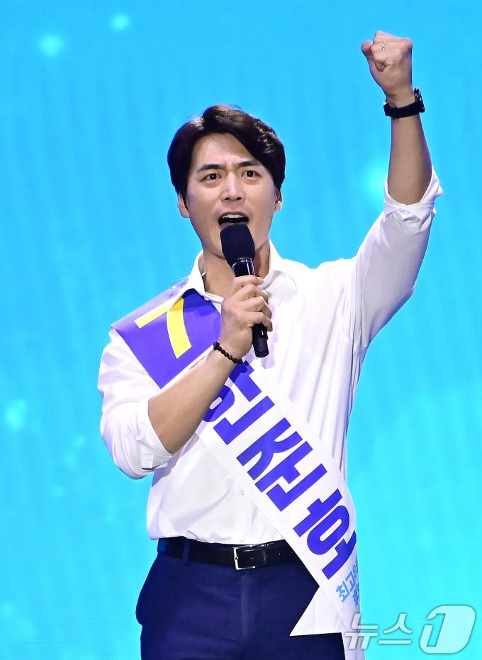 [사진] 한준호 후보, 주먹 불끈