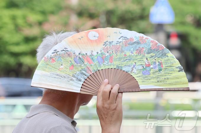 [사진] '부채로 막아보는 더위'