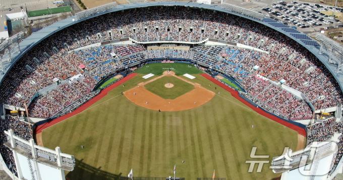[사진] KBO 리그 역대 최다 관중 신기록 달성 초읽기