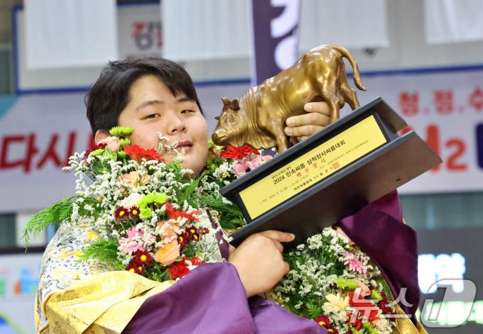 [사진] 김민재, 삼척장사씨름대회 백두장사 등극