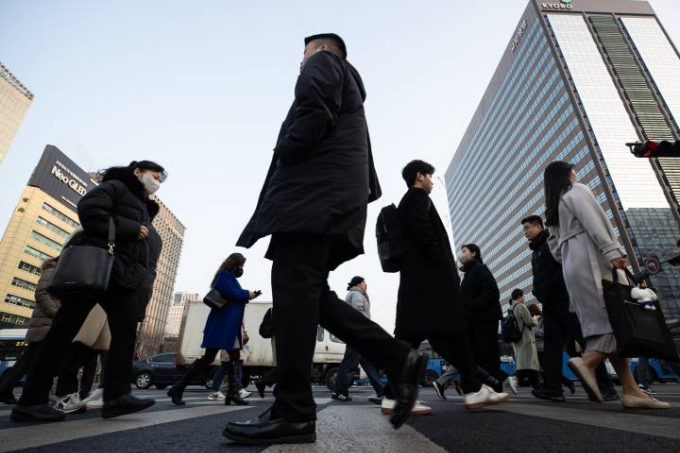 서울 세종대로사거리에서 직장인들이 출근길 발걸음을 옮기고 있다./사진=뉴스1