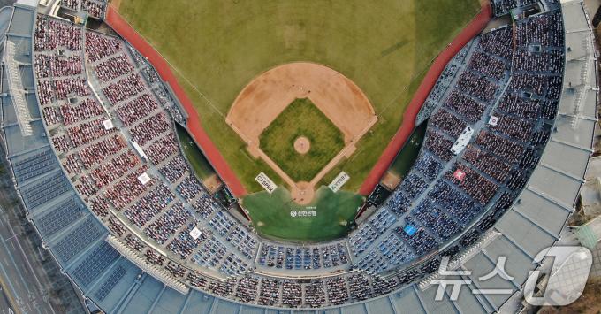 [사진] KBO리그 시즌 최다 관중 신기록…2017년 840만 관중 넘어