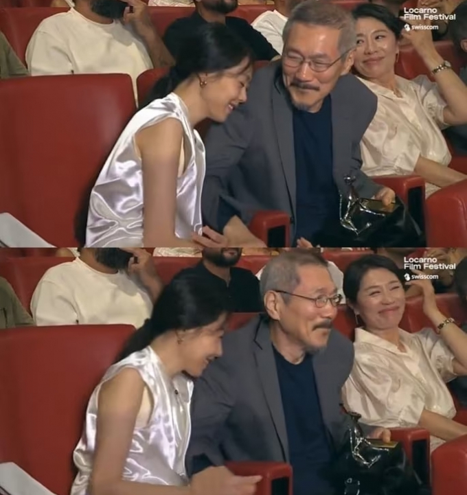  스위스 로카르노 영화제에서 수상한 배우 김민희는 홍상수 감독과 기쁨을 나눴다.  /사진=로카르노 국제영화제 유튜브 캡처 