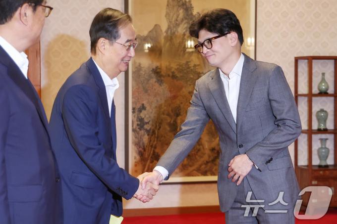 [사진] 악수 나누는 한덕수·한동훈